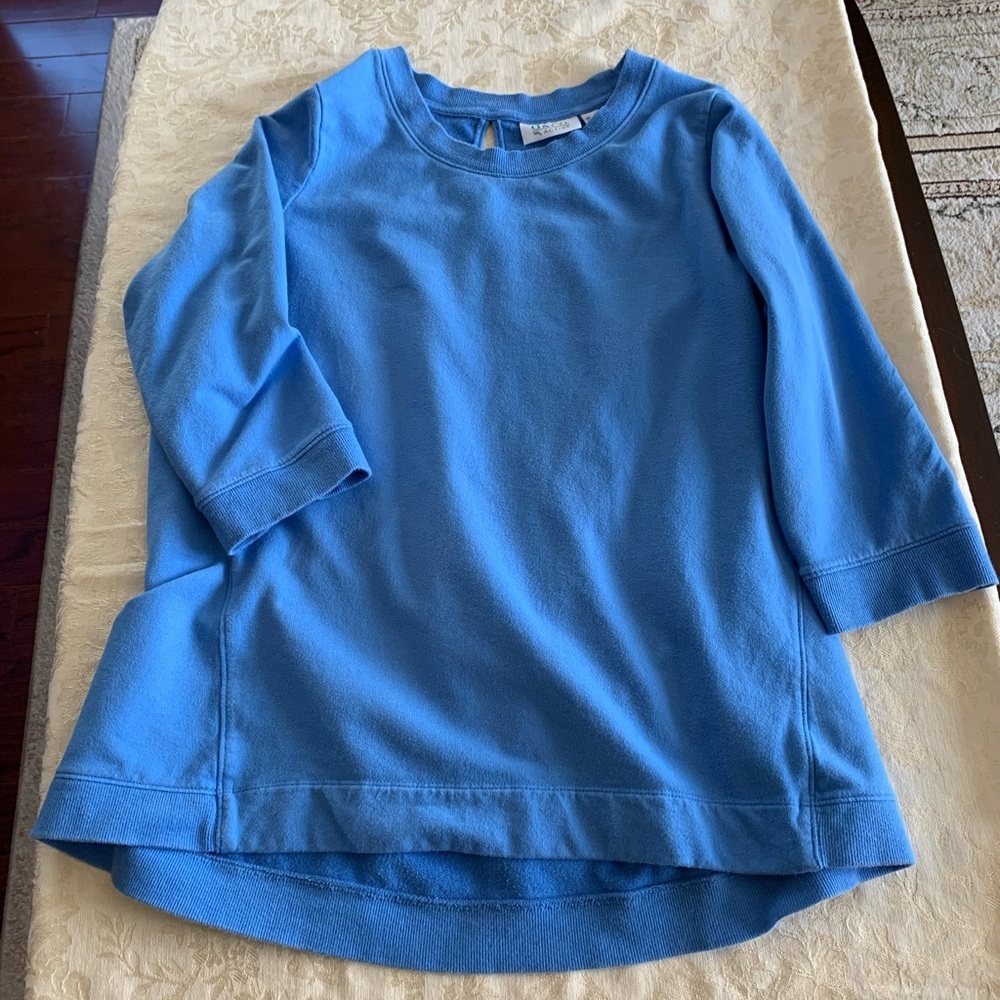 3/4 sleeve lightweight sweatshirt with keyhole opening in back..size M